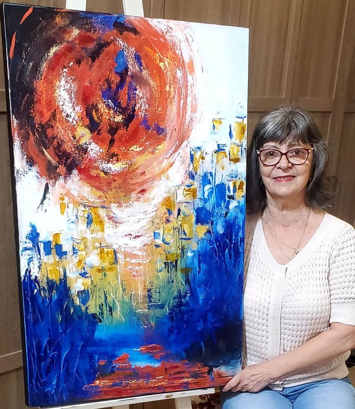 Maggie Romanovici_00 Bio with painting_938x1080 Maggie Romanovici_00 Bio with painting_938x1080