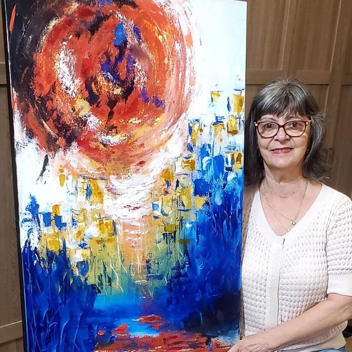 Maggie Romanovici_00 Bio with painting_938x1080